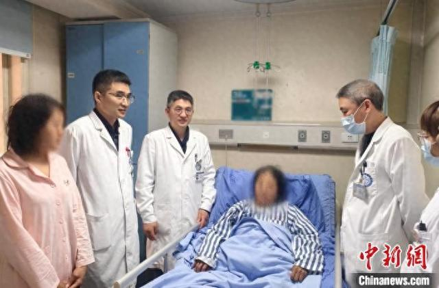 图为四川筠连县山体滑坡灾害伤员在四川大学华西医院。四川大学华西医院 供图