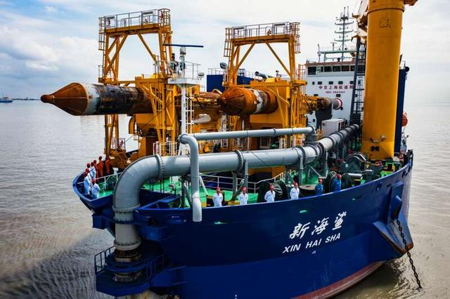 正在海上作业的“新海鲨”。中交上航局供图