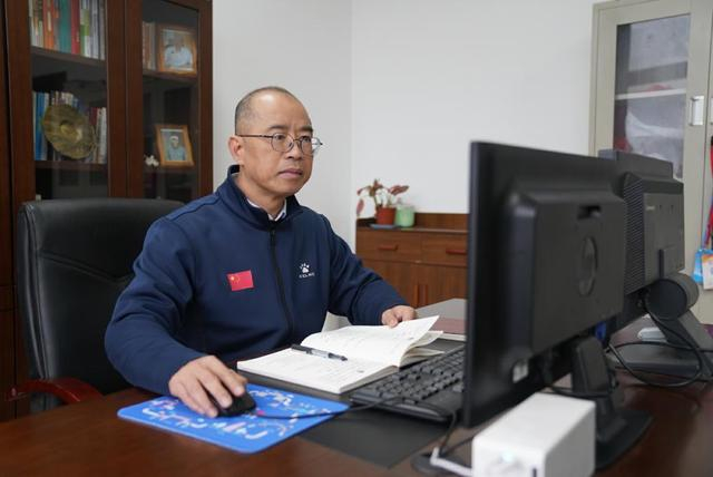 韦军在办公室工作。新华社记者 陈露缘 摄