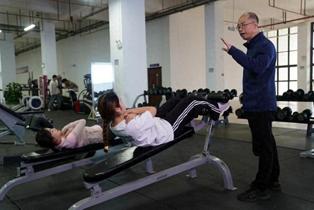 2月17日，在广西体育高等专科学校，韦军在指导学生进行体育锻炼。新华社记者 陈露缘 摄