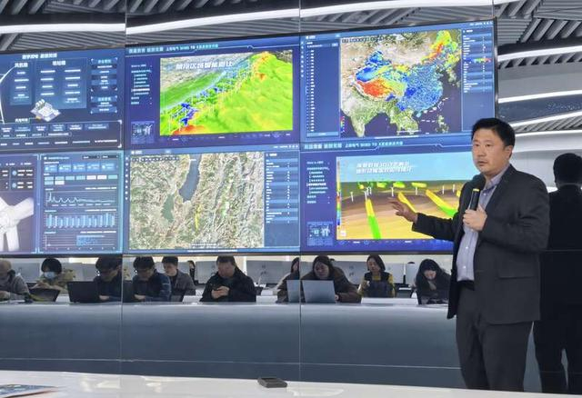 顾爽介绍风电集团的全新平台。中青报·中青网记者 王烨捷/摄