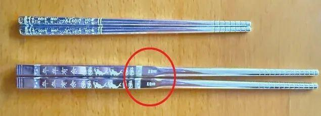 网购（上）和线下店（下）“银筷子”对比图。张文章/摄