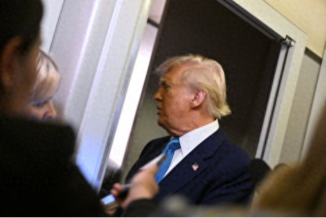 当地时间2月19日，特朗普在“空军一号”上对记者发表讲话。图源：外媒