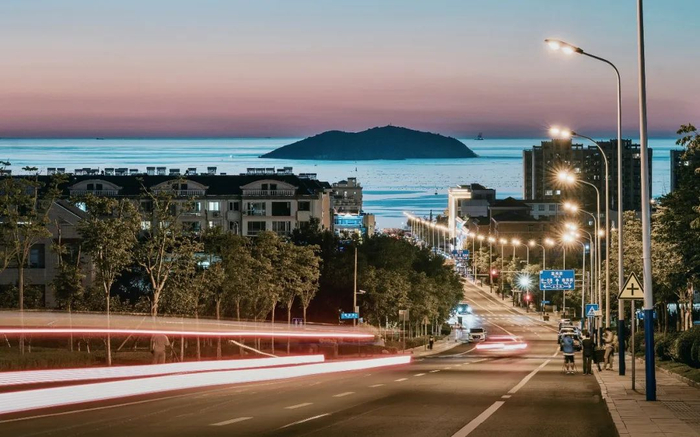 〓 威海北山街，有一条通往大海的道路。图 / 视觉中国
