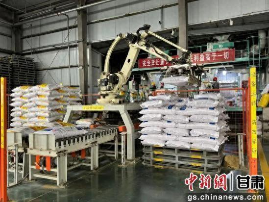 图为武威溢得利饲料有限公司生产车间。