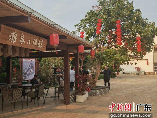 媒体走访泗水镇滩底村美丽乡村建设情况。梁盛 摄