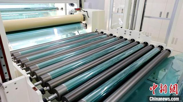 图为彭泽县江西科为薄膜新型材料有限公司正在加紧生产。彭泽县融媒体中心供图