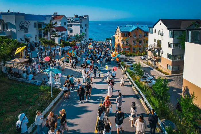 〓 从冬天到夏天，威海一直都是网红旅行打卡地。图 / 视觉中国