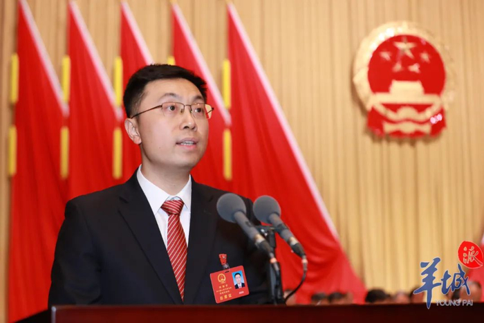 吴泽桐作政府工作报告