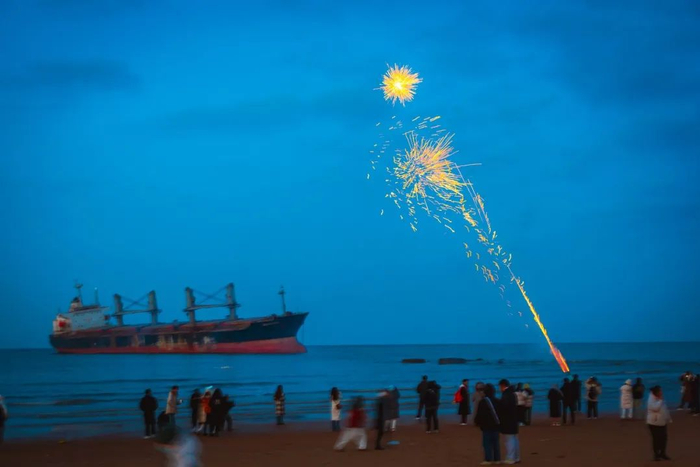 〓 搁浅的布鲁维斯号与燃放烟花的人们。图 / 视觉中国