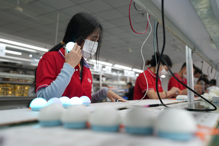 （跃然创新AI玩具产品BubblePal生产一线 记者吴绵强摄）