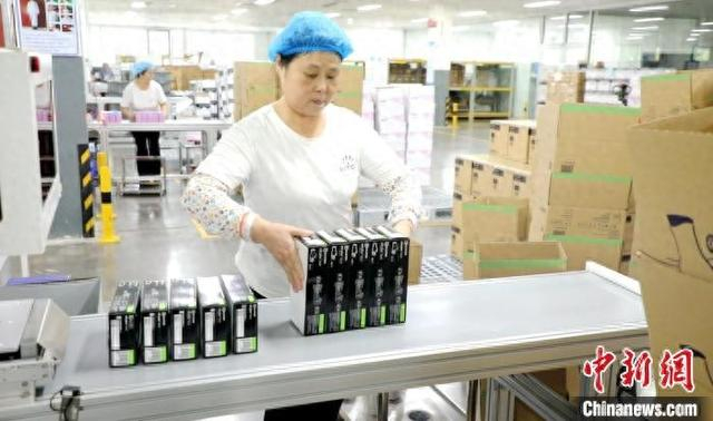 图为彭泽县江西英科医疗有限公司，工作人员正在打包。彭泽县融媒体中心供图