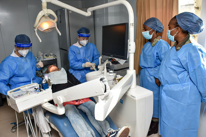 “和平方舟”号医院船为南非民众提供医疗服务。南非国防军X账号