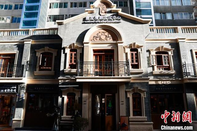 2024年12月24日，四川康定，康定情歌文化中心。中新社记者 薛蒂 摄