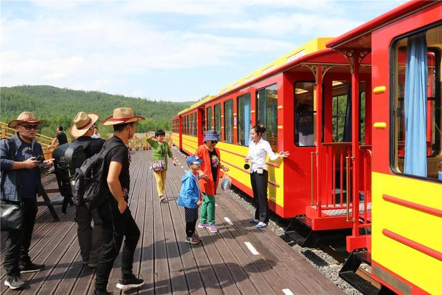 森林观光小火车吸引各地游客前来游玩。（资料图）