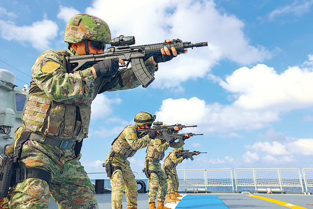 编队特战队员进行实弹射击。任科摄