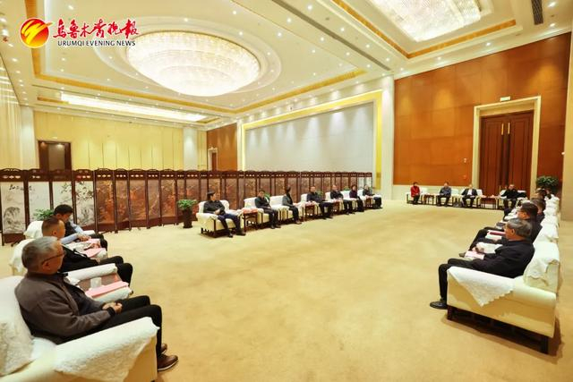 图为：会前，张柱还会见了部分中央驻疆企业、自治区属国有企业、驻乌商协会、金融机构、重点民营企业负责人和招商大使代表。