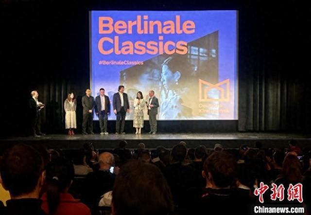 当地时间2月20日晚，中国电影资料馆修复的中国经典影片《神女》亮相柏林。图为修复团队进行放映前介绍。 钟欣 摄