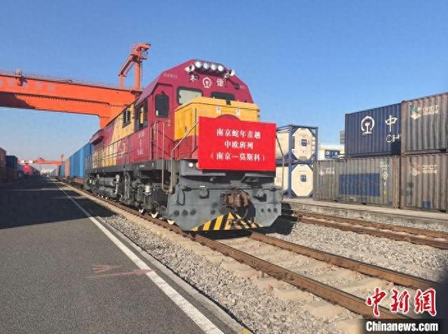 1月29日，X8074次中欧班列从南京出发。这是乙巳蛇年南京开出的首趟中欧班列。 谢田 摄