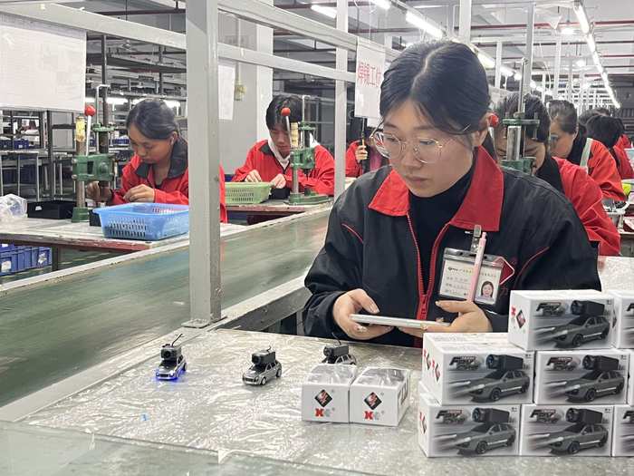 （伟力智能AI玩具生产车间灯火通明 记者吴绵强摄）