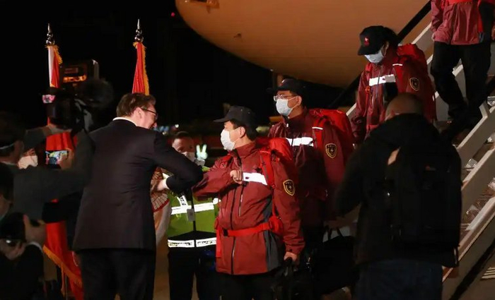 2020年3月21日，在塞尔维亚首都贝尔格莱德，前来迎接的塞尔维亚总统武契奇与中国援助塞尔维亚抗疫医疗专家组成员“碰肘”致意。新华社