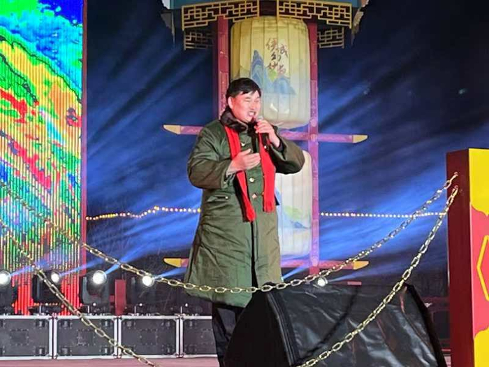 2月12日元宵节，朱之文在鄂尔多斯伊金霍洛旗的元宵节晚会唱歌。受访者供图