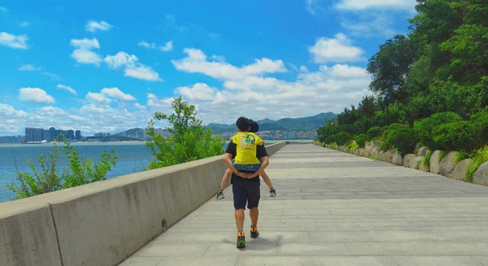 〓 高慢慢一家在海边共度亲子时光。图 / 讲述者提供