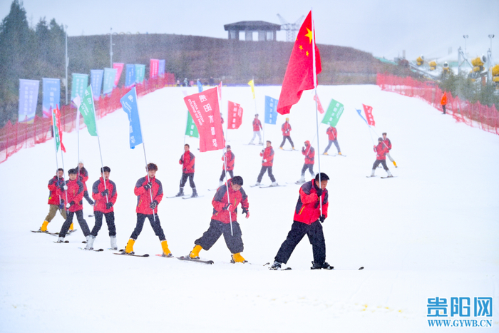 ▲ 贵阳云顶滑雪场教练团队在进行冰雪滑道速降表演。 记者 李春明/摄