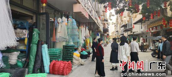 繁华的石鼓镇渔网一条街。梁晶晶 摄