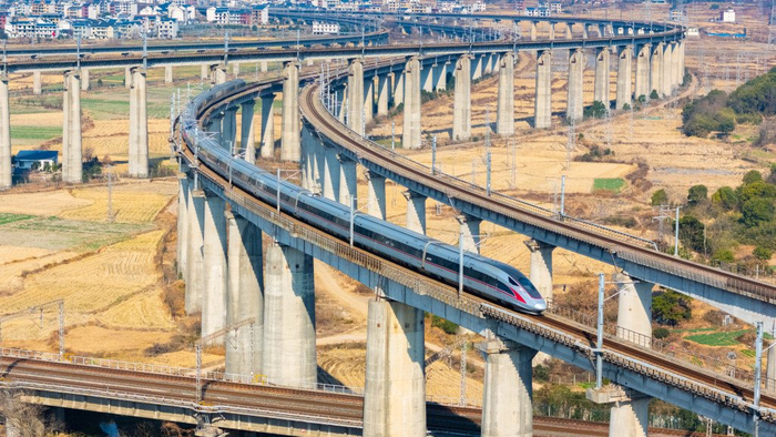 江西上饶，一辆复兴号高铁列车驶进中国首座垂直骑跨式高铁站。项梁  摄
