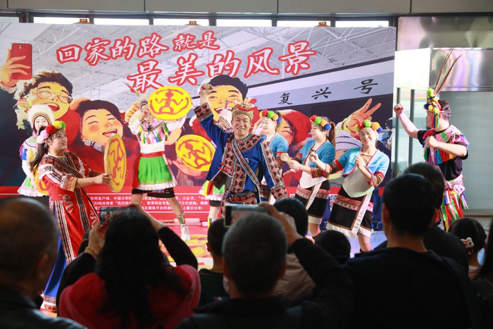 高山族拉手舞深深吸引了旅客朋友的目光。陈明 摄