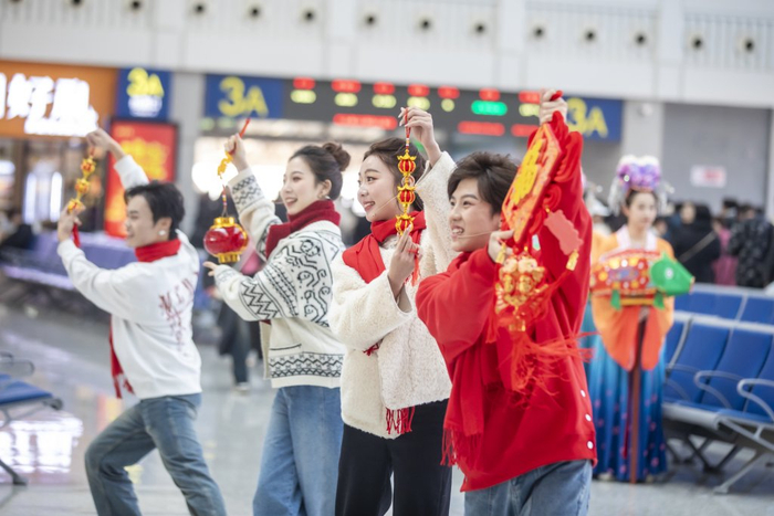 1月23日，《来赣州过客家年》让赣州西站候车旅客感受到了客家人民的热情好客。邹阳 摄