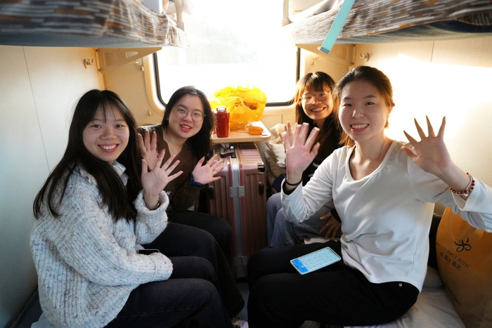 大学室友一起乘坐厦门北开往哈尔滨西的火车，愉快的开启火车之旅。安昕宇 摄