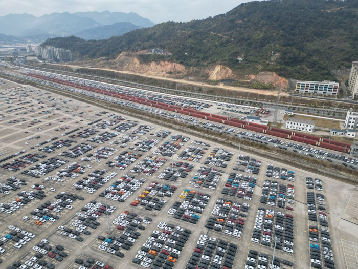 宁德陆港铁路专用线旁的汽车堆场，停满出口的新能源车。王勇富 摄