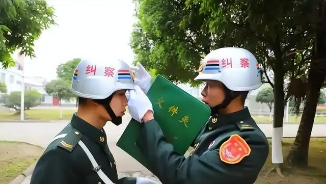 纠察是干啥的?为何一句“同志,请留步!”,比遇到首长还吓人?|纠察_新浪新闻