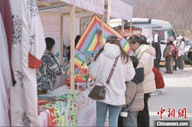 图为兴隆梅园集市。伍红奎 摄