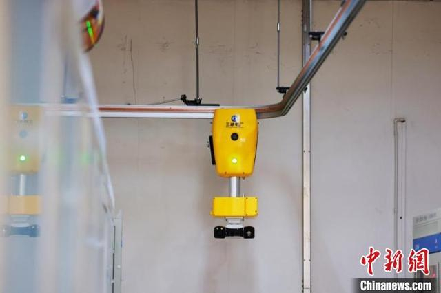 “天行者”电气二次盘柜巡检机器人沿着铺设在天花板上的轨道有序巡检。董晓斌 摄