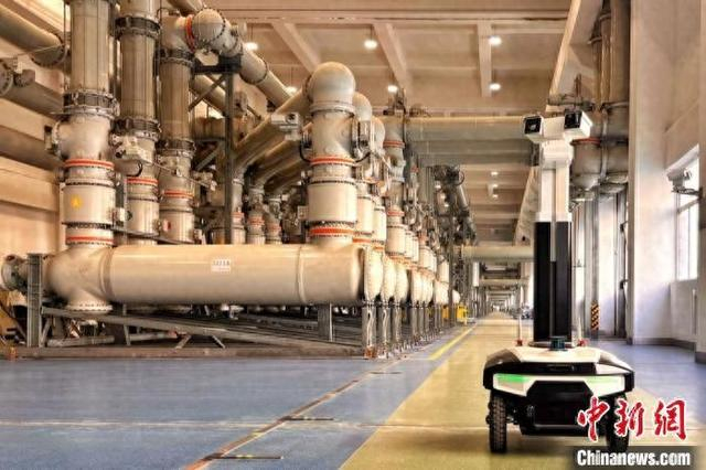 “健行者”巡检机器人对三峡左岸电站500kV GIS开关站设备进行全方位巡检。周星亮 摄