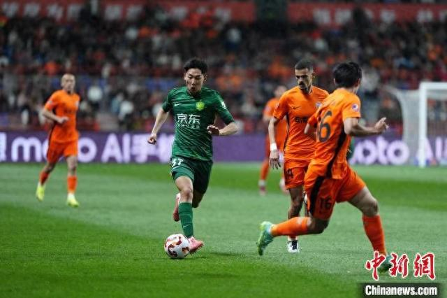 2月22日，2025赛季中超联赛打响，“升班马”云南玉昆坐镇主场迎战北京国安。中新社记者 刘冉阳 摄