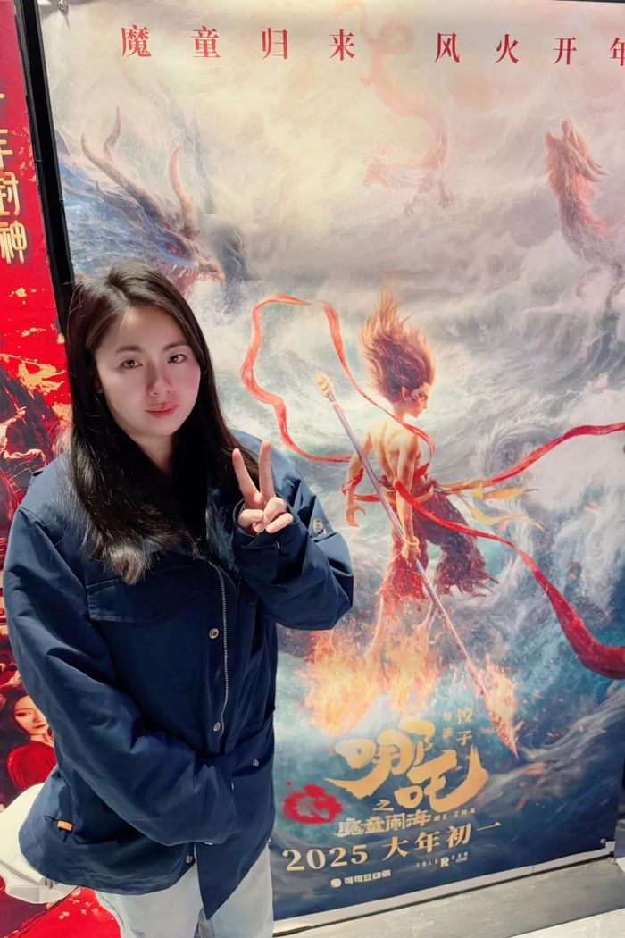 ▲台湾知名时事评论员苏恒在厦门影院与《哪吒2》海报合影