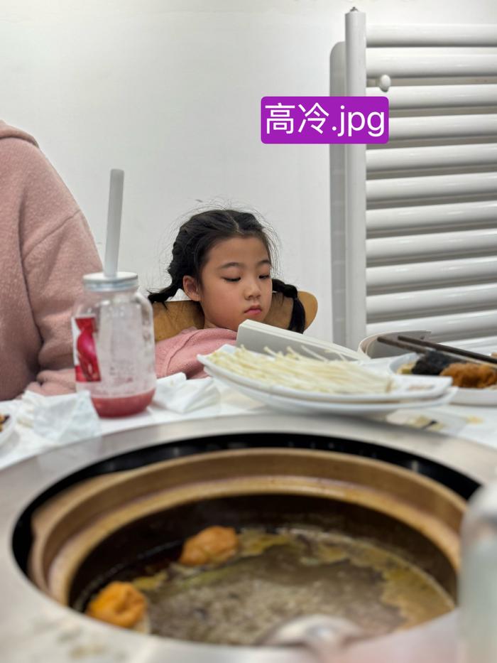 慕唐看了我的微博， 问我：你们昨天中午吃的那家辣白菜排骨好吃吗？