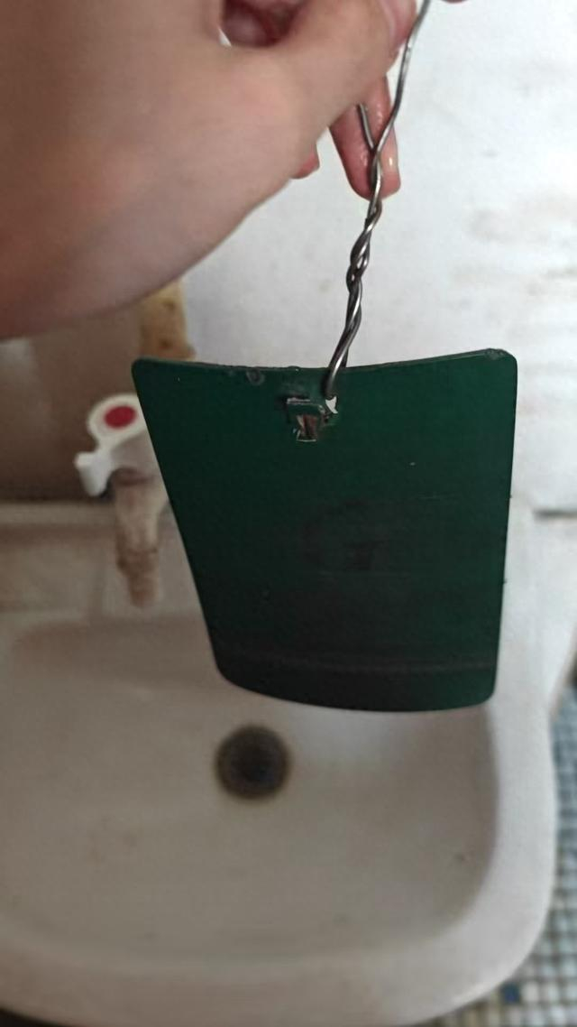 上厕所时需携带的“离岗证”。