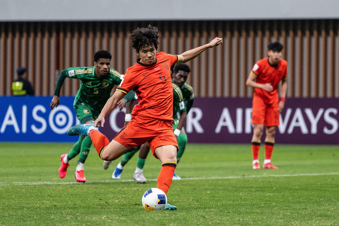 刘诚宇在比赛中错失关键点球。