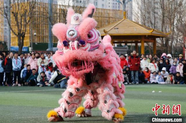 2月23日，青海省西宁市桃李小学，学生在开学典礼上观看舞狮表演。当日，青海各地中小学春季学期开学。中新社记者 马铭言 摄 