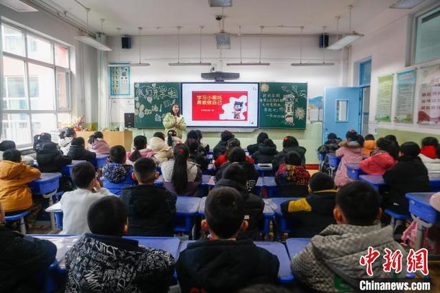 2月23日，青海省西宁市桃李小学，老师给学生上开学第一课。当日，青海各地中小学春季学期开学。中新社记者 马铭言 摄 