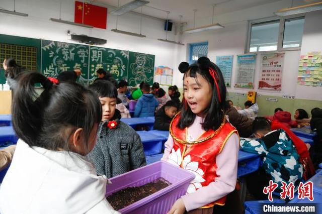 2月23日，青海省西宁市桃李小学，学生扮成“哪吒” 迎接新学期。当日，青海各地中小学春季学期开学。中新社记者 马铭言 摄 