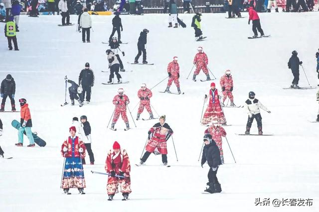 ▲ 长春净月潭滑雪场吸引了众多滑雪爱好者 长春净月潭滑雪场供图