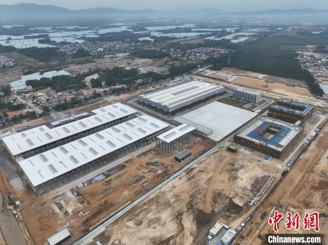 2月11日，东方市湘琼先进制造业共建产业园内，多家企业厂房正在建设中。 陈英清 摄