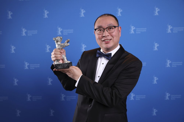 当地时间2025年2月22日，中国导演霍猛凭《生息之地》获柏林电影节最佳导演。视觉中国 图