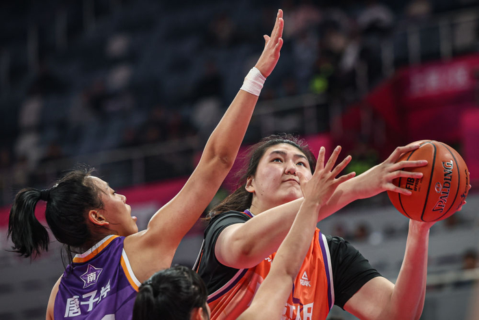 2月22日，北区星锐队特邀球员张子宇（右）在比赛中进攻。新华社记者 江汉 摄